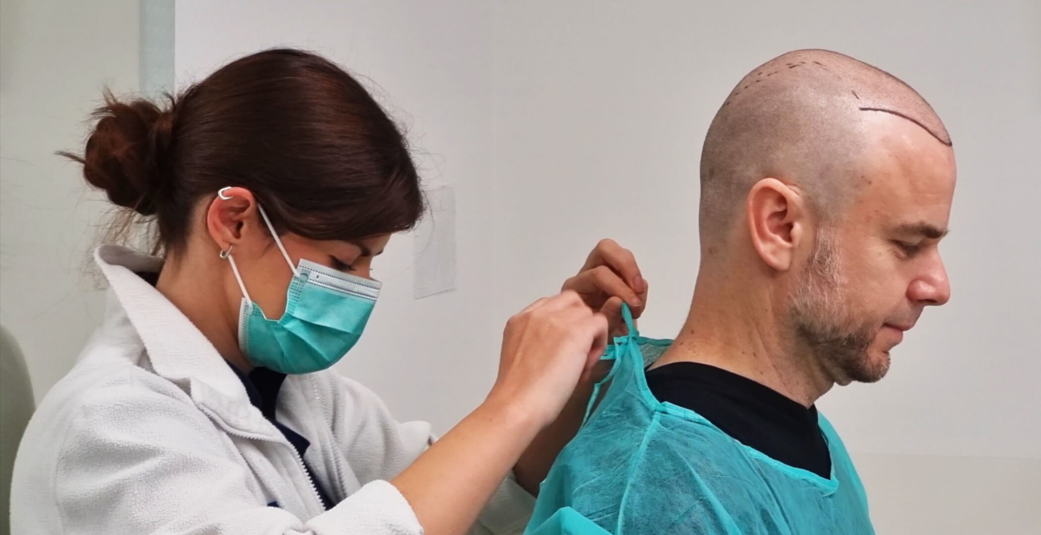 Dr. Páli Rebeka hajbeültetés előtti előkészítést végez Juhász Gergely rádiós műsorvezetőnél a HIMG Klinikán