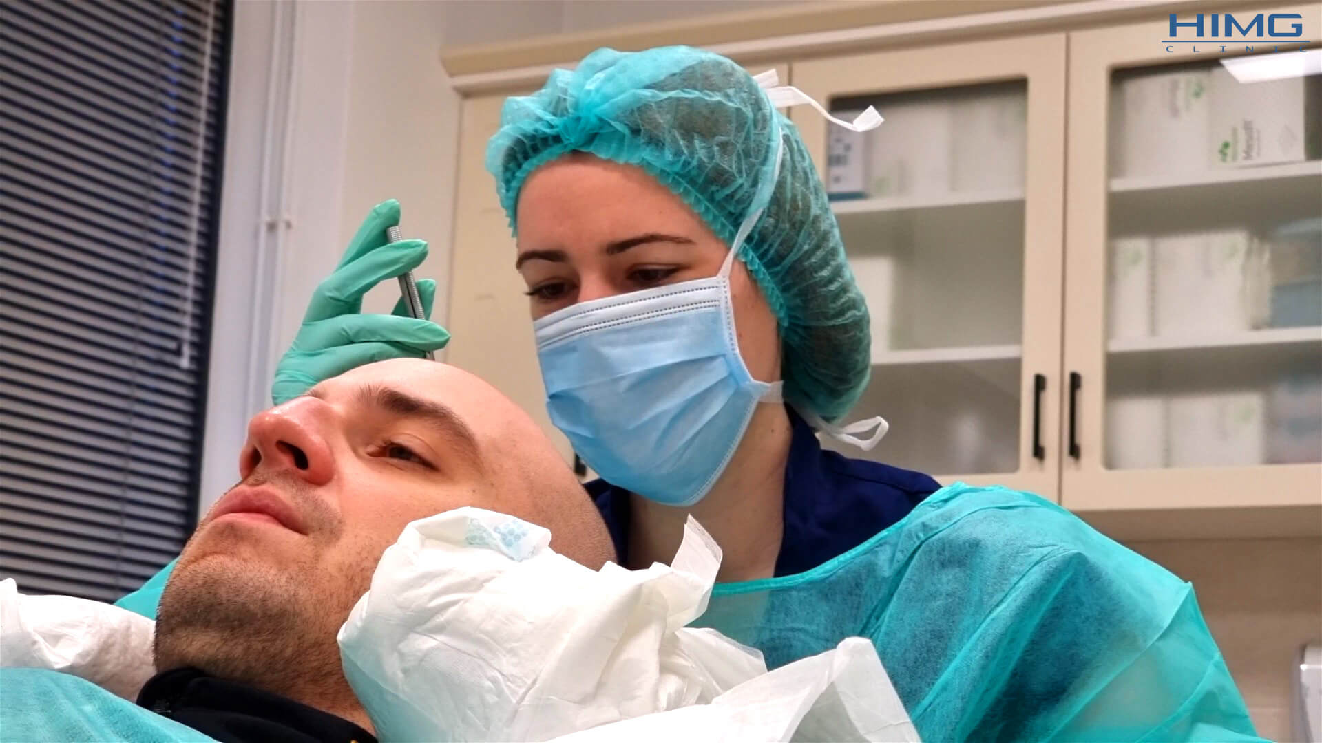 Brasch Bence hajbeültetés közben a HIMG Klinikán