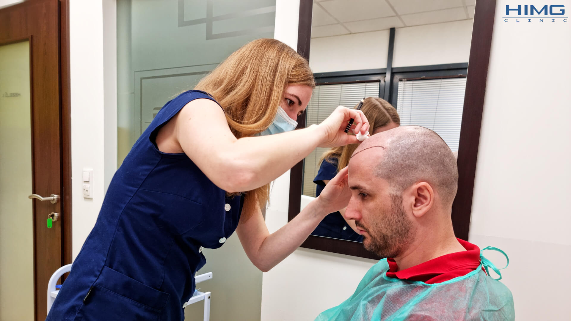 Dr. László Bianka Kiss Norbert hajvonalát tervezi meg a hajbeültetés előtt a HIMG Klinikán.