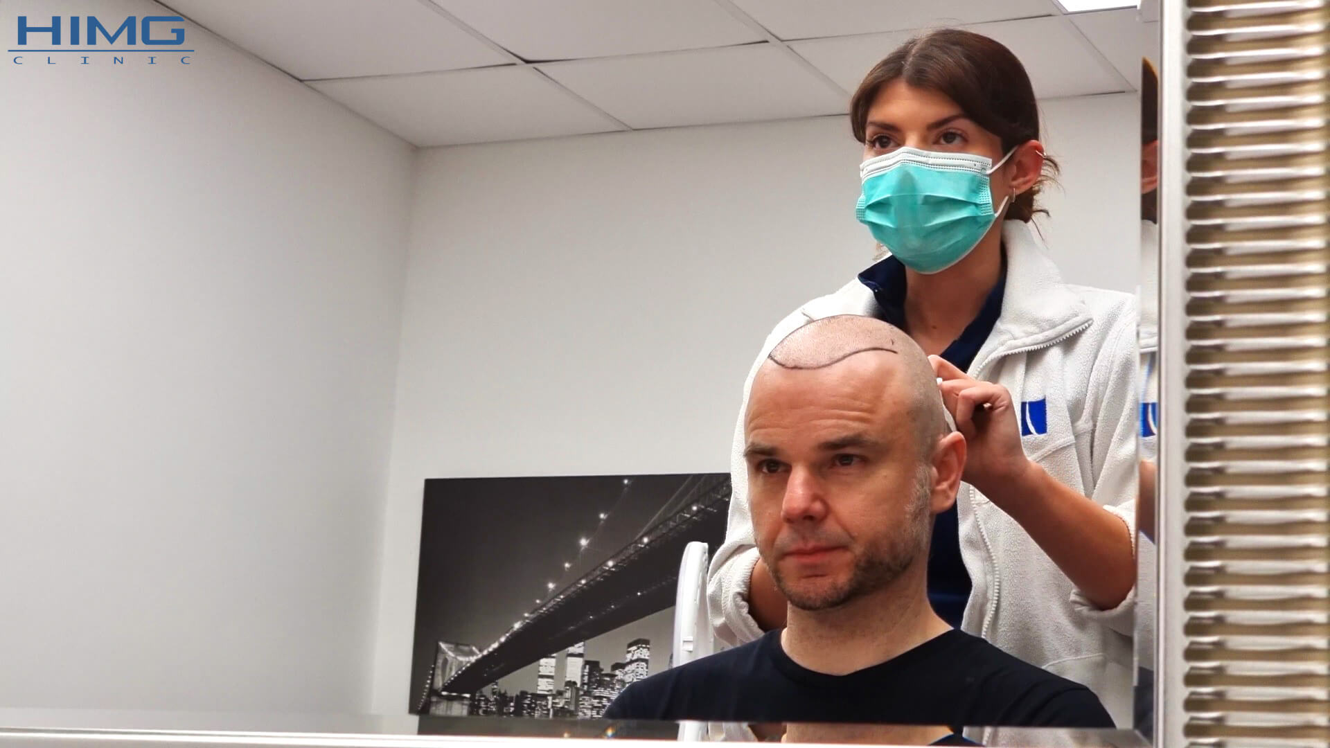 Hajbeültetés közben: Juhász Gergely (Rádió 1  műsorvezető, író) - HIMG hajbeültetési klinika