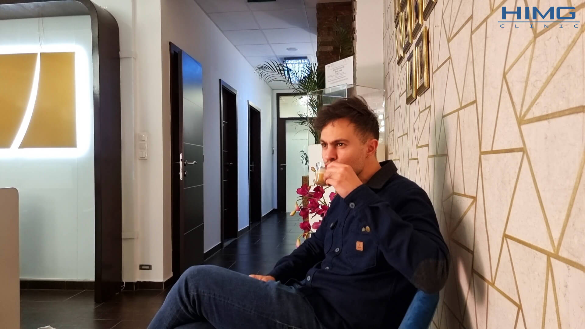 Novkov Máté színész a HIMG Hajbeültetési Klinikán hajbeültetés utáni kontrollvizsgálaton.