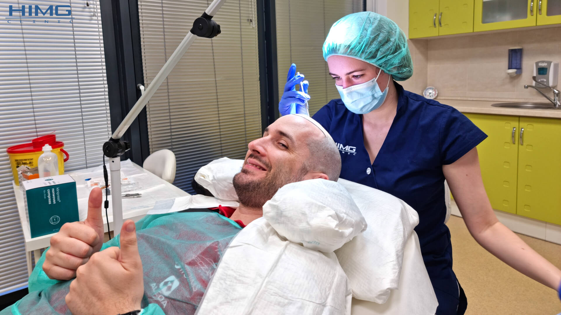 Kiss Norbert hajbeültetése közben Dr. László Biankával - HIMG hajbeültetési klinika