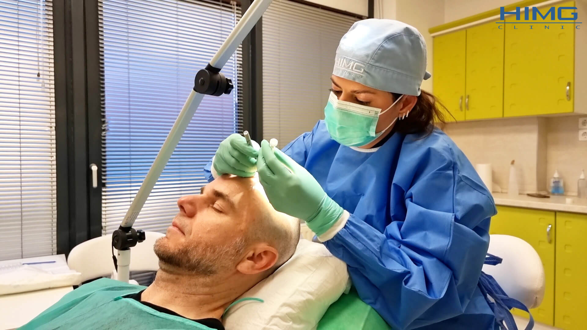 Juhász Gergely (Rádió 1  műsorvezető, író) hajbeültetés közben - HIMG hajbeültetési klinika